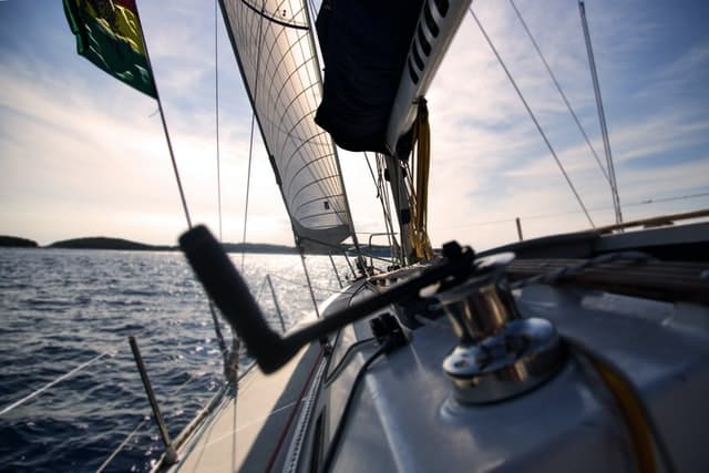 Boat sailing towards horizon